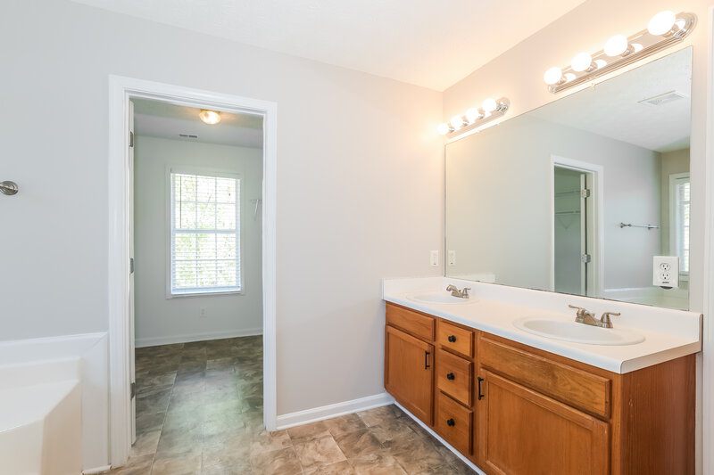2,585/Mo, 1163 Folkstone Dr McDonough, GA 30253 Main Bathroom View