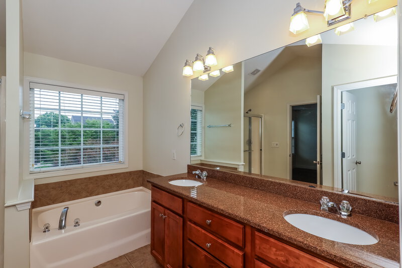 2,295/Mo, 122 The Boulevard Newnan, GA 30263 Main Bathroom View