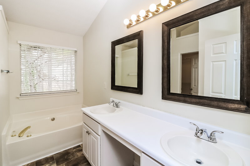 2,230/Mo, 3153 Silverchase Cir SW Marietta, GA 30008 Main Bathroom View