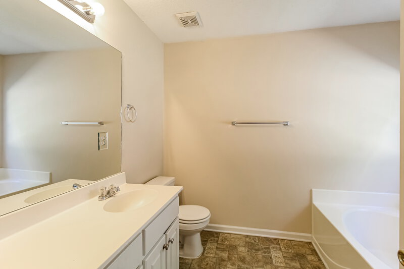 2,215/Mo, 2582 Freemans Walk Path Dacula, GA 30019 Main Bathroom View