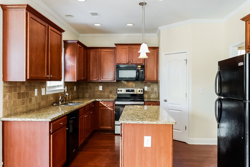 2,450/Mo, 1365 Little Hampton Dr Lawrenceville, GA 30045 Kitchen View