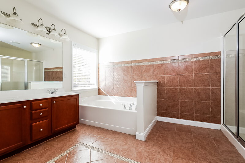 2,450/Mo, 1365 Little Hampton Dr Lawrenceville, GA 30045 Main Bathroom View