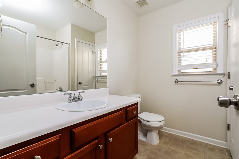 2,450/Mo, 1365 Little Hampton Dr Lawrenceville, GA 30045 Bathroom View