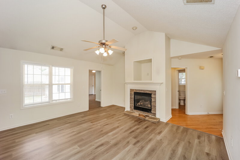 2,015/Mo, 40 Belltree Cir Newnan, GA 30265 Living Room View 2