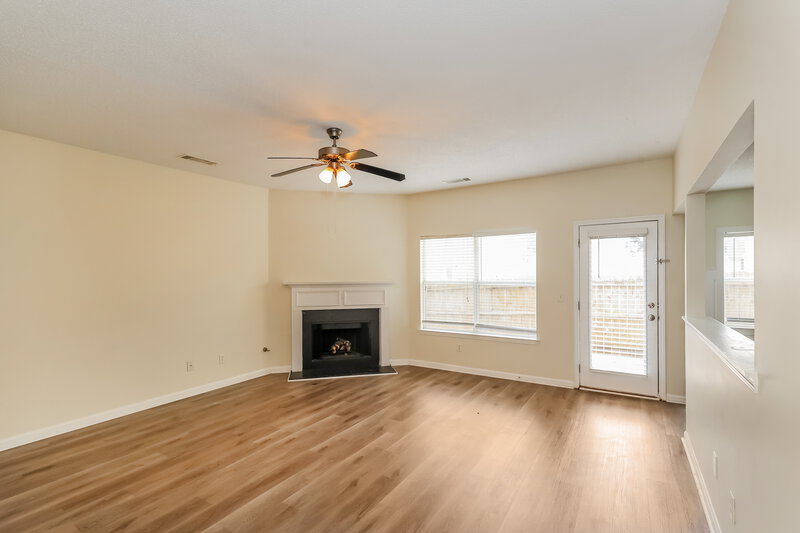 2,220/Mo, 182 Seabreeze Ct Newnan, GA 30265 Living Room View 3