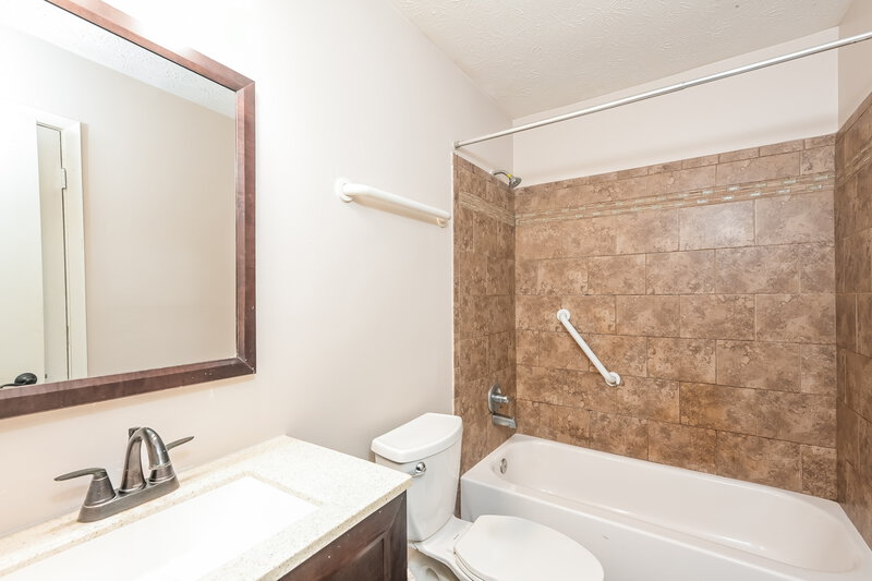 2,190/Mo, 405 Rill Crest Ct Alpharetta, GA 30022 Main Bathroom View