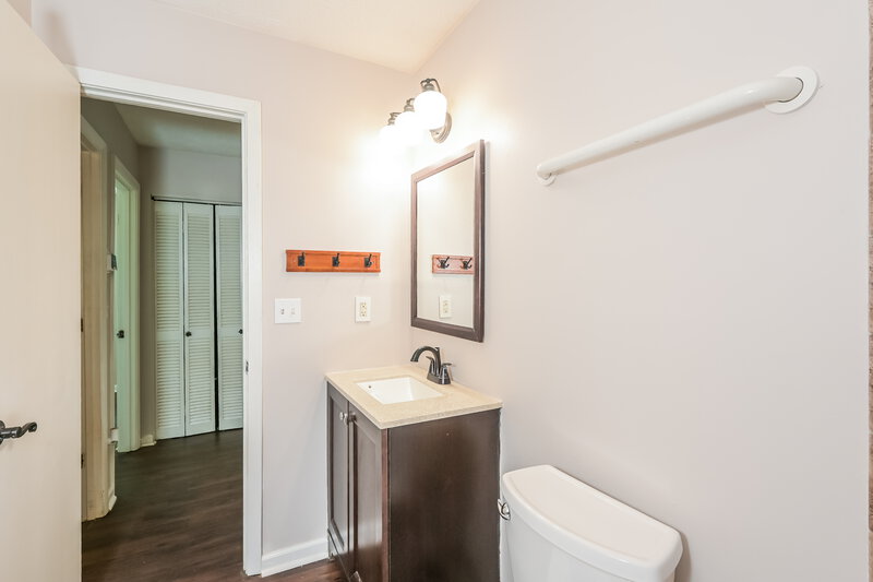 2,190/Mo, 405 Rill Crest Ct Alpharetta, GA 30022 Main Bathroom View 2
