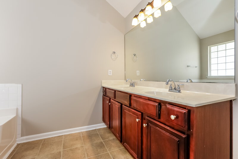 2,370/Mo, 4235 Fourth Rail Ln Cumming, GA 30040 Main Bathroom View