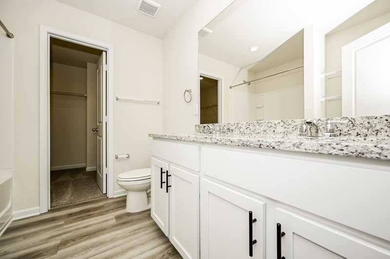 2,870/Mo, 295 Limestone Cir Conyers, GA 30013 Main Bathroom View