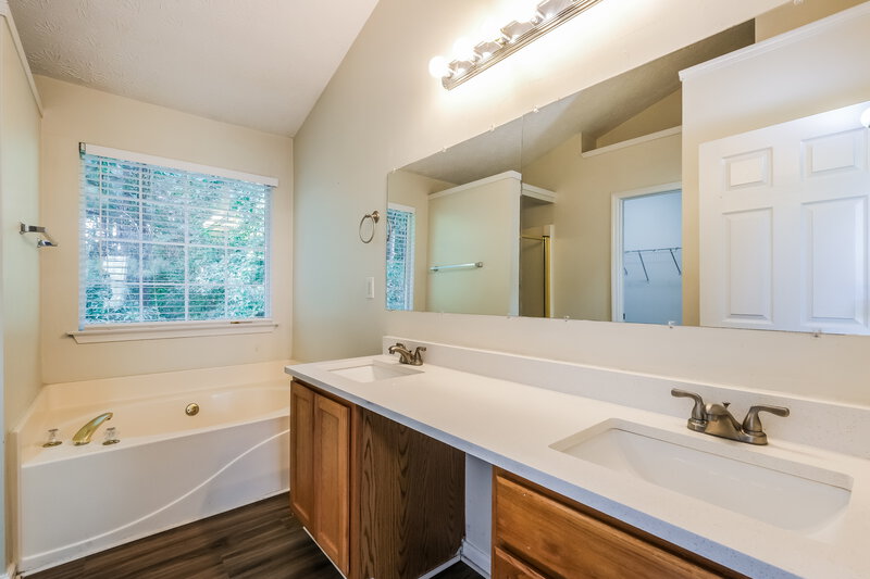 2,370/Mo, 3410 Sandlake Dr SW Marietta, GA 30008 Main Bathroom View