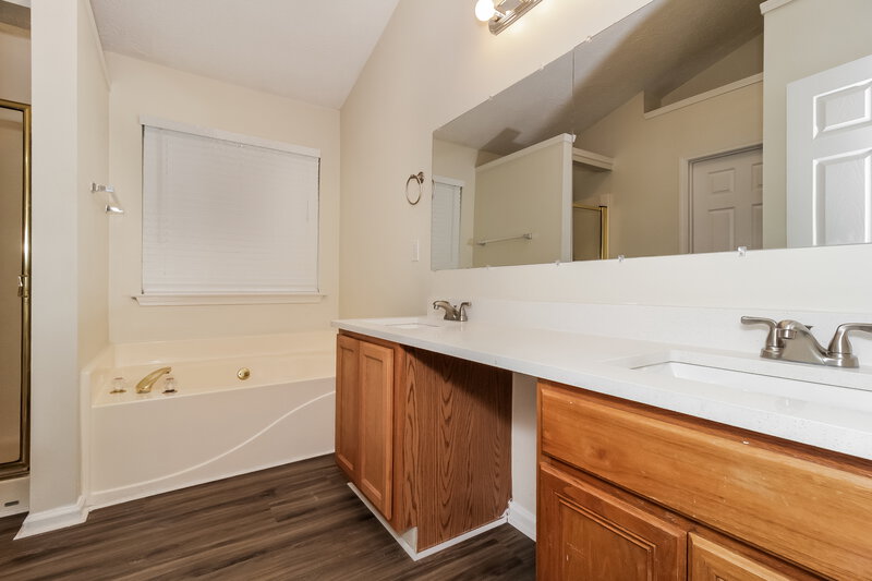 3,390/Mo, 3410 Sandlake Dr SW Marietta, GA 30008 Main Bathroom View