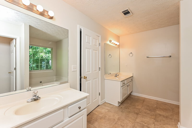 2,215/Mo, 564 Kirtley Ct Lawrenceville, GA 30045 Main Bathroom View