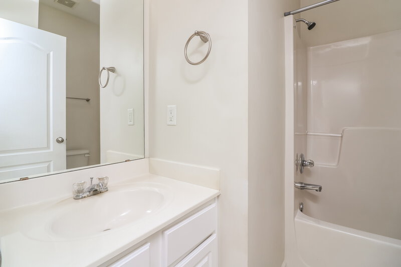 1,945/Mo, 92 Majestic Dr Newnan, GA 30265 Bathroom View