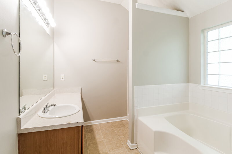 2,085/Mo, 429 Grier Dr Locust Grove, GA 30248 Main Bathroom View
