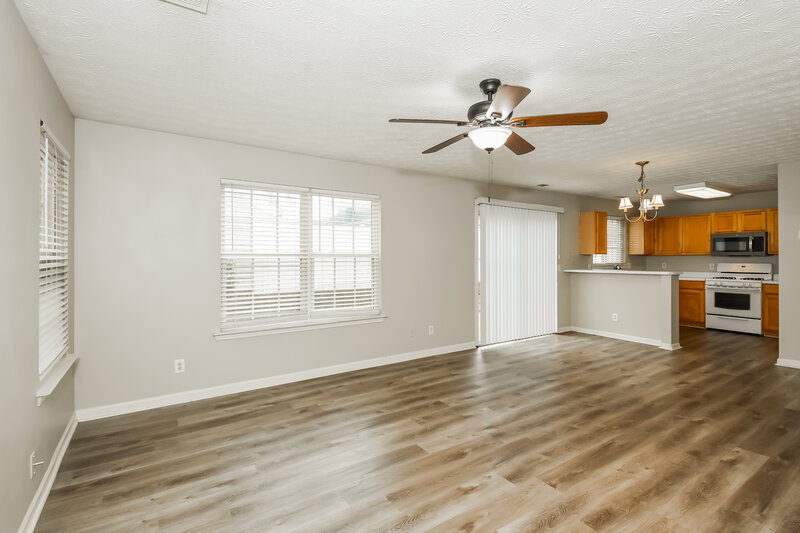 1,950/Mo, 542 W Oaks Dr Woodstock, GA 30188 Living Room View