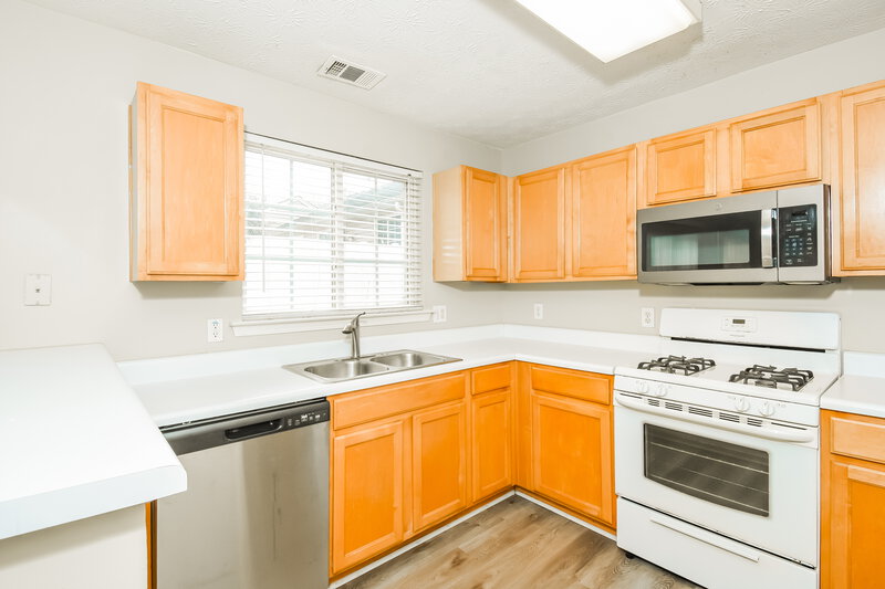 1,950/Mo, 542 W Oaks Dr Woodstock, GA 30188 Kitchen View 2