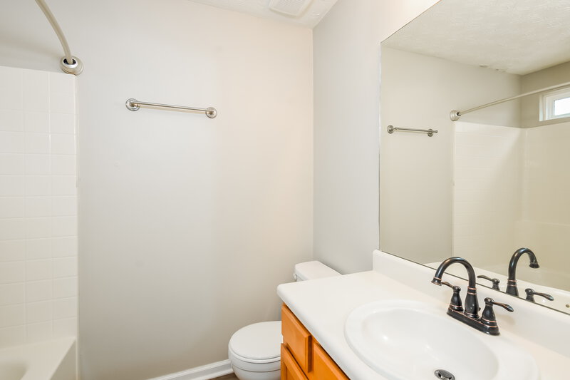 1,950/Mo, 542 W Oaks Dr Woodstock, GA 30188 Main Bathroom View