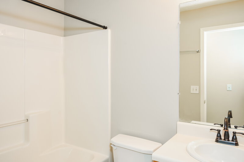 1,950/Mo, 542 W Oaks Dr Woodstock, GA 30188 Bathroom View