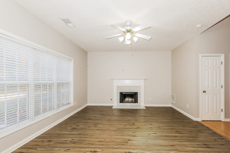0/Mo, 145 Alessie Dr Newnan, GA 30263 Living Room View 3