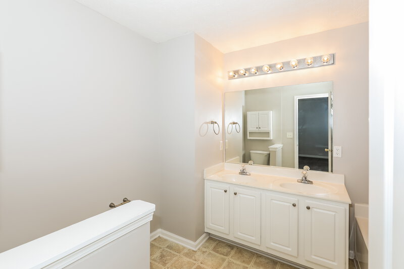 0/Mo, 145 Alessie Dr Newnan, GA 30263 Main Bathroom View