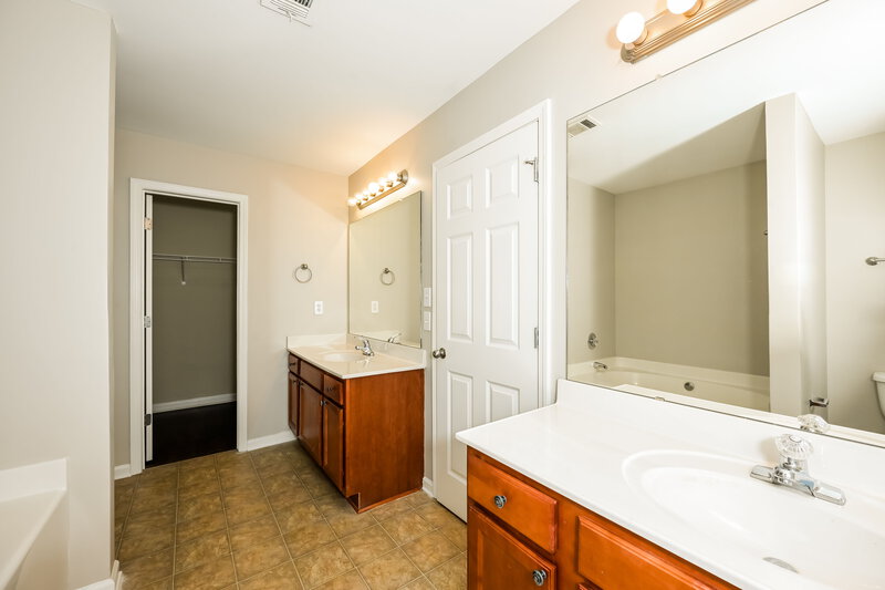 1,925/Mo, 5331 Apple Grove Rd Buford, GA 30519 Main Bathroom View
