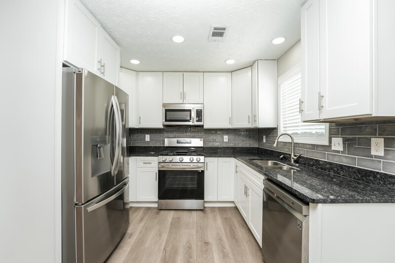 1,890/Mo, 519 Shenandoah Ln Winder, GA 30680 Kitchen View