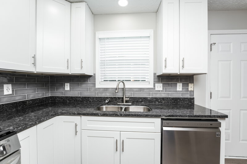 1,890/Mo, 519 Shenandoah Ln Winder, GA 30680 Kitchen View 2