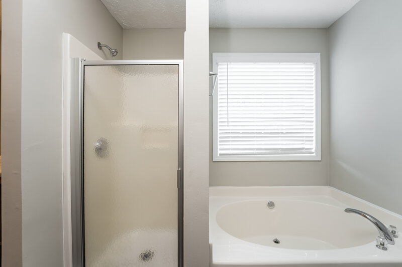 1,890/Mo, 519 Shenandoah Ln Winder, GA 30680 Main Bathroom View 2