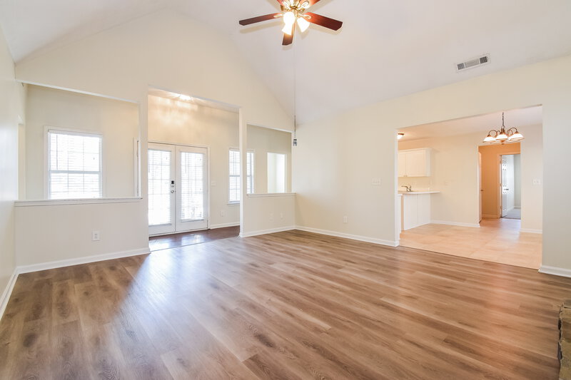 2,205/Mo, 10 Elmwood Dr Sharpsburg, GA 30277 Living Room View 2