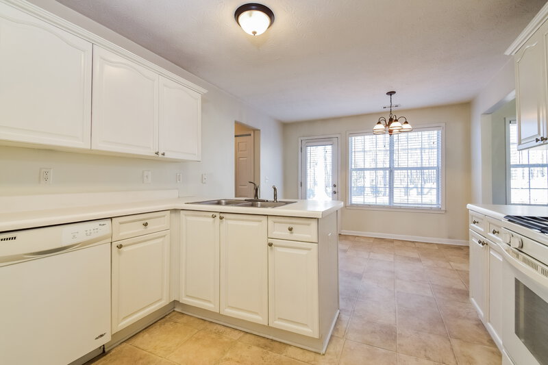 2,205/Mo, 10 Elmwood Dr Sharpsburg, GA 30277 Kitchen View