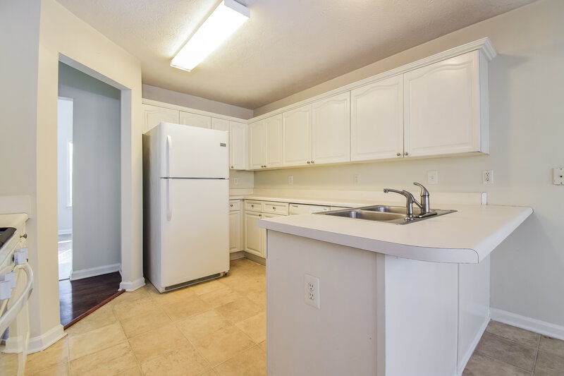 2,205/Mo, 10 Elmwood Dr Sharpsburg, GA 30277 Kitchen View 2