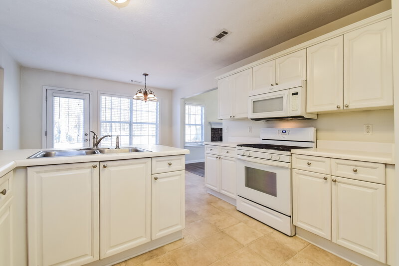 2,205/Mo, 10 Elmwood Dr Sharpsburg, GA 30277 Kitchen View 3