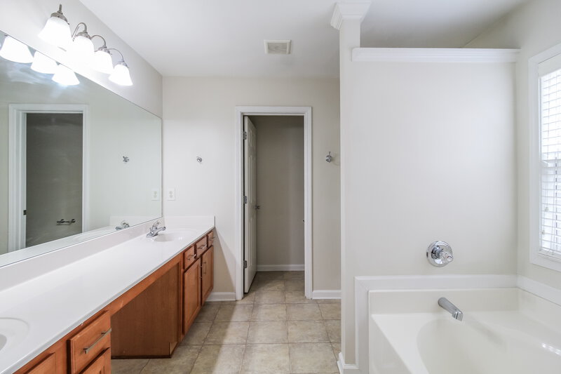 2,150/Mo, 2363 Walnut Tree Ln Buford, GA 30519 Main Bathroom View