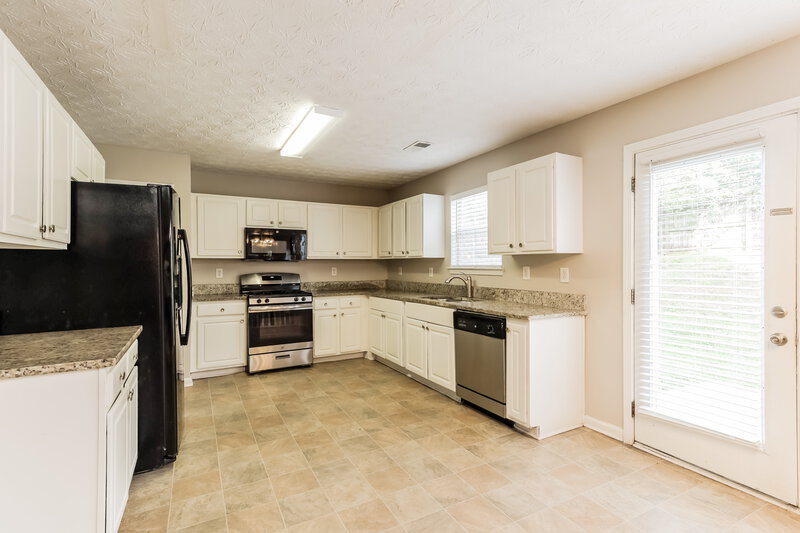 2,930/Mo, 1110 Ivey Ln McDonough, GA 30253 Kitchen View
