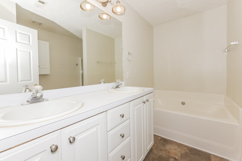 2,215/Mo, 46 Roxbury Ln Newnan, GA 30265 Main Bathroom View 2