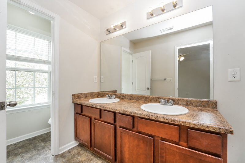 1,950/Mo, 464 Lobdale Falls Dr Lawrenceville, GA 30045 Main Bathroom View