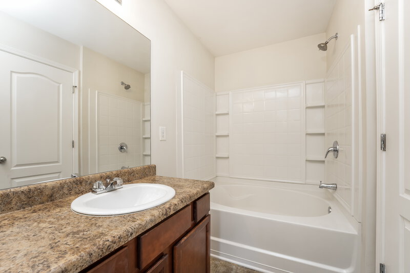 1,950/Mo, 464 Lobdale Falls Dr Lawrenceville, GA 30045 Main Bathroom View 2