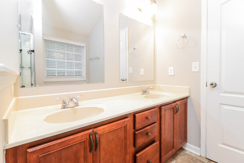 0/Mo, 2878 Suttonwood Way Buford, GA 30519 Main Bathroom View