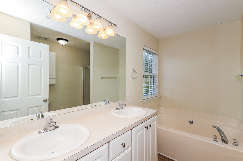 1,855/Mo, 27 Palladio Way Newnan, GA 30263 Main Bathroom View