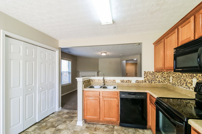 1,885/Mo, 460 Little Creek Rd Lawrenceville, GA 30045 Kitchen View 2