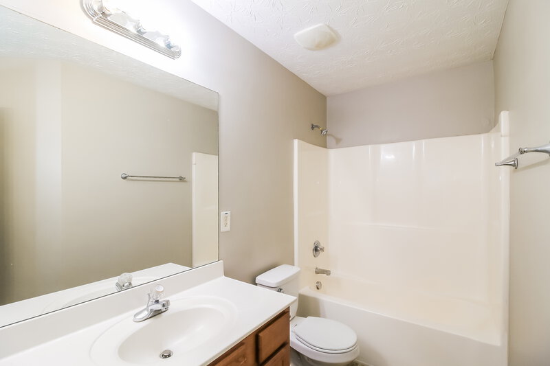 1,885/Mo, 460 Little Creek Rd Lawrenceville, GA 30045 Main Bathroom View 2