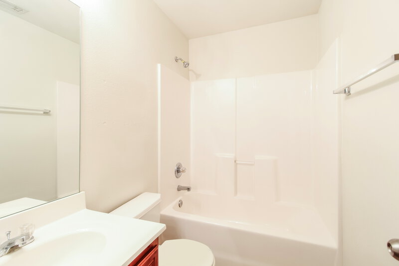 2,230/Mo, 6593 Silk Tree Pointe Braselton, GA 30517 Bathroom View