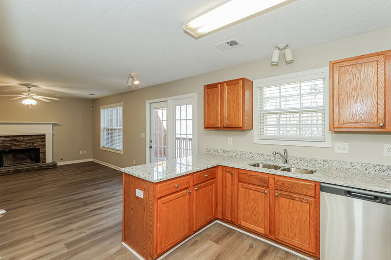 1,800/Mo, 255 Bainbridge Cir Dallas, GA 30132 Kitchen View 2