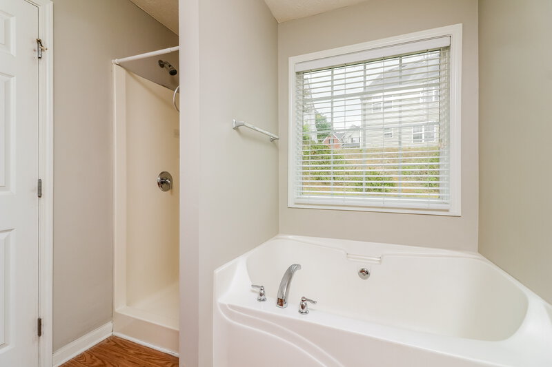 0/Mo, 226 Overlook Ct Dallas, GA 30157 Main Bathroom View 2