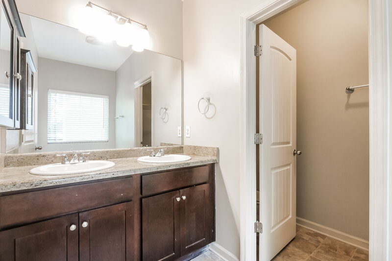 1,855/Mo, 534 Lobdale Falls Dr Lawrenceville, GA 30045 Main Bathroom View