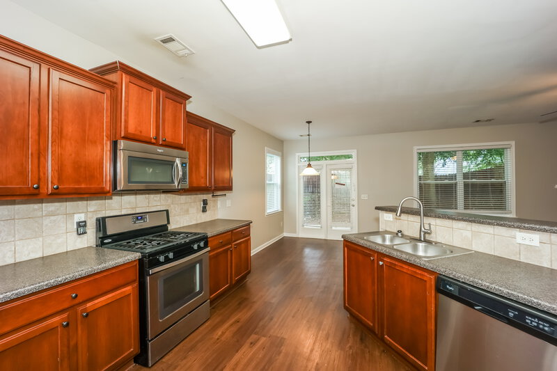 3,220/Mo, 89 Lakeshore Pkwy Newnan, GA 30263 Kitchen View 2