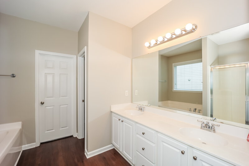 3,220/Mo, 89 Lakeshore Pkwy Newnan, GA 30263 Main Bathroom View