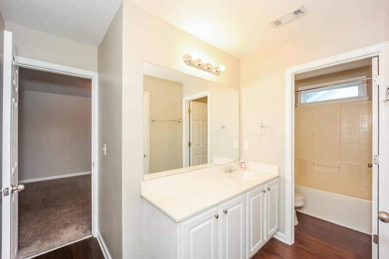 3,220/Mo, 89 Lakeshore Pkwy Newnan, GA 30263 Bathroom View