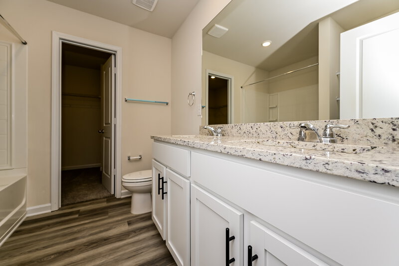2,050/Mo, 284 Limestone Cir Conyers, GA 30013 Main Bathroom View