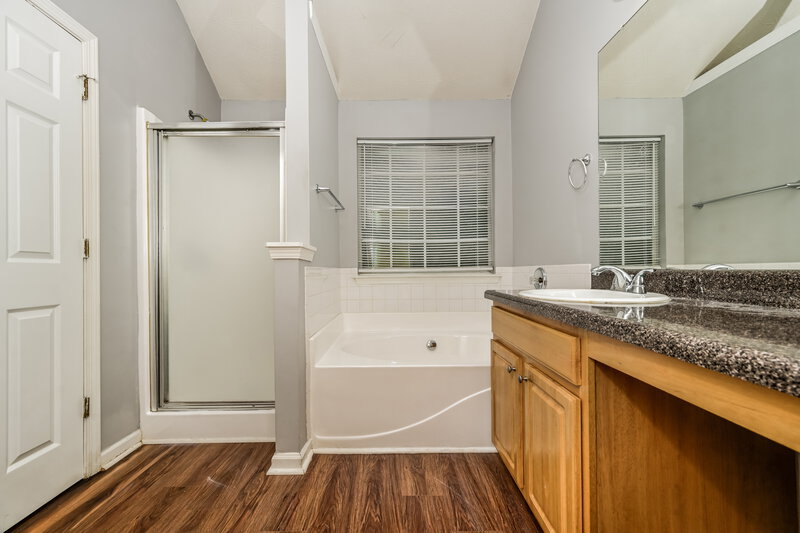 1,815/Mo, 420 Spring Lake Ter Covington, GA 30016 Main Bathroom View